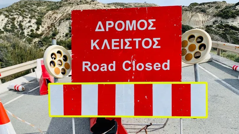 Road closed sign in english and Greek