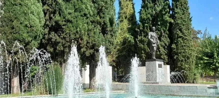 The Harry Truman statue next to the fountains in Athens