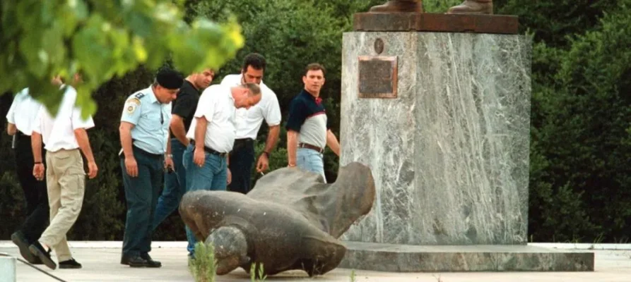 The harry Truman Statues in Athens toppled